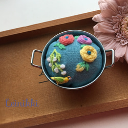 【送料無料】Creema限定　小鍋にお花の刺繍ピンクッション  #水色&インコ 1枚目の画像