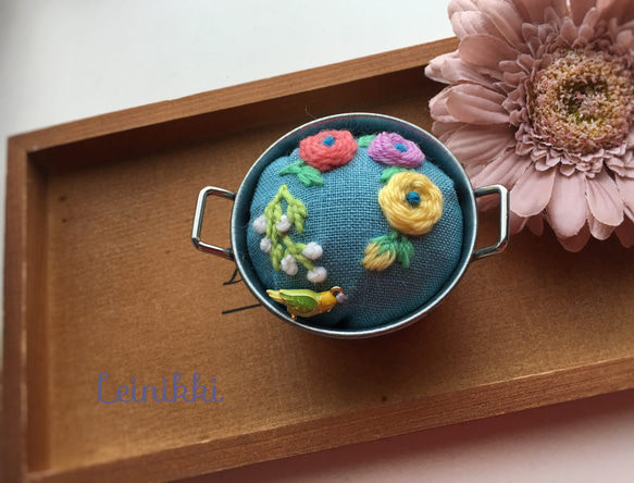 【送料無料】Creema限定　小鍋にお花の刺繍ピンクッション  #水色&インコ 1枚目の画像