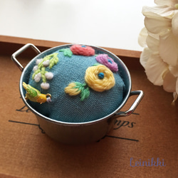 【送料無料】Creema限定　小鍋にお花の刺繍ピンクッション  #水色&インコ 2枚目の画像