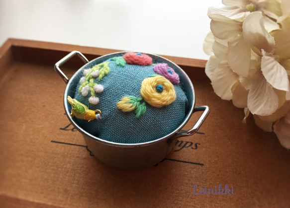 【送料無料】Creema限定　小鍋にお花の刺繍ピンクッション  #水色&インコ 2枚目の画像