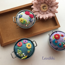 【送料無料】Creema限定　小鍋にお花の刺繍ピンクッション  #水色&インコ 3枚目の画像