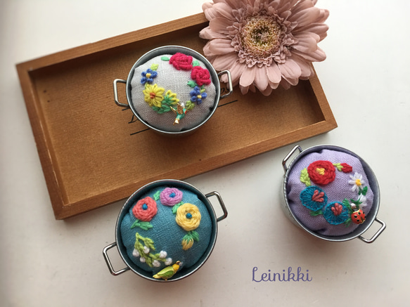 【送料無料】Creema限定　小鍋にお花の刺繍ピンクッション  #水色&インコ 3枚目の画像