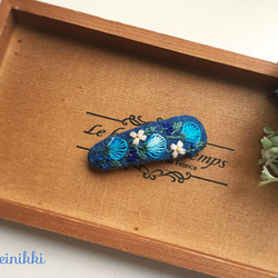 【送料無料】藍色に青いケイトウの花 刺繍ヘアピン:size 中 1枚目の画像