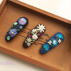 【送料無料】藍色に青いケイトウの花 刺繍ヘアピン:size 中 3枚目の画像