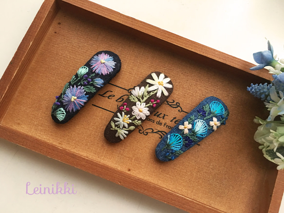 【送料無料】藍色に青いケイトウの花 刺繍ヘアピン:size 中 3枚目の画像