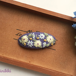 【送料無料】紫苑色地に淡い黄色系小花 刺繍ヘアピン:オーバル 1枚目の画像