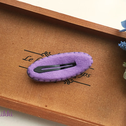 【送料無料】紫苑色地に淡い黄色系小花 刺繍ヘアピン:オーバル 2枚目の画像