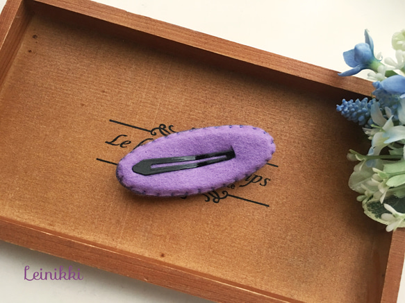 【送料無料】紫苑色地に淡い黄色系小花 刺繍ヘアピン:オーバル 2枚目の画像