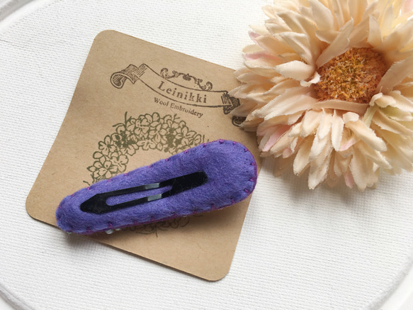 【送料無料】Creema限定 菫色地に初夏の雛菊　刺繍ヘアピン:size 中 2枚目の画像