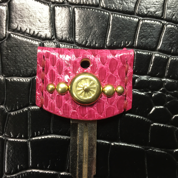 ピンクパイソン × 真鍮スタッズ　キーカバー 2枚目の画像