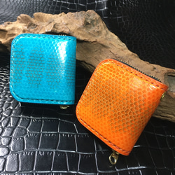 水色 & オレンジ　蛇革　手の平サイズのコンパクトコインケース 4枚目の画像