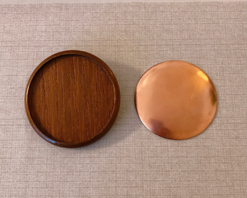 素材】ブローチ 55mm 木枠のくるみボタン風（ブラウン） 金具