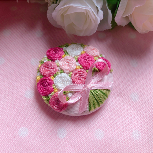 ブーケ刺繍 バラ(Pink)【ブローチ】 ブローチ mily 通販｜Creema 