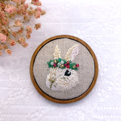 うさぎ刺繍　ブローチ 1枚目の画像