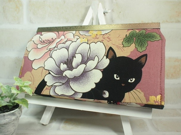 Ｐ様ご依頼品　黒猫と牡丹の長財布（口金模様入り・藤蘭） 2枚目の画像