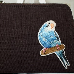 ❣❣＊＊在庫処分品＊＊❣❣　セキセイインコの刺繍ワッペン　Ｌ型ファスナーミニ財布（同生地持ち手付） 1枚目の画像