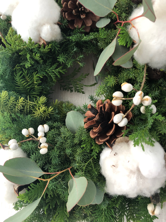 針葉樹の香りに癒される　白いコットンの実のクリスマスリース　35cm 6枚目の画像