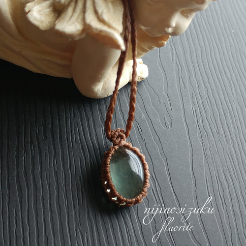 グリーンフローライトのマクラメ編みシンプルネックレス