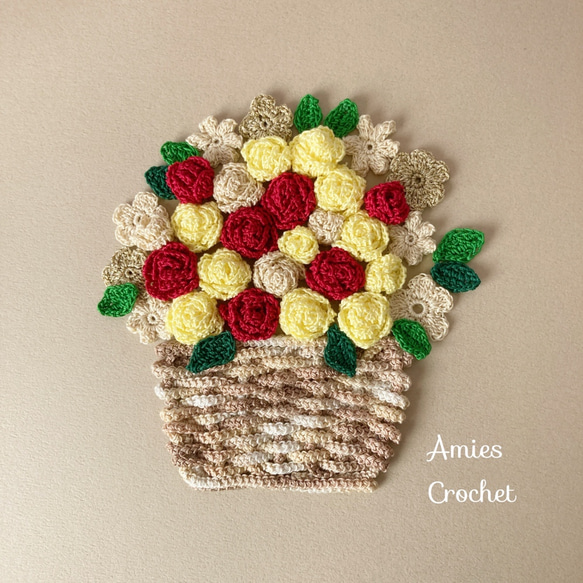 レース糸で編んだ小さなお花のバスケット 花の額 ミニバラ 赤と黄色のバラ 手編み レース編み フラワーインテリア 2枚目の画像