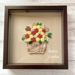 レース糸で編んだ小さなお花のバスケット 花の額 ミニバラ 赤と黄色のバラ 手編み レース編み フラワーインテリア 3枚目の画像