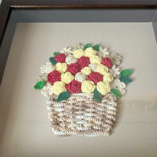 レース糸で編んだ小さなお花のバスケット 花の額 ミニバラ 赤と