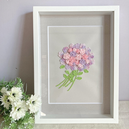 レース糸で編んだ小さなバラの花束 花の額 ミニバラ ピンクの花 手編み