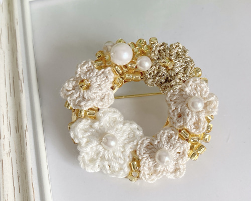 リースブローチ～冬の木の実とコットンフラワー　レース編み　ハンドメイド 木の実のリースブローチの制作を進めました。 これからの季節に