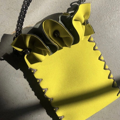 オーダー受付中* ネオフリル スマートフォンショルダーバッグ  