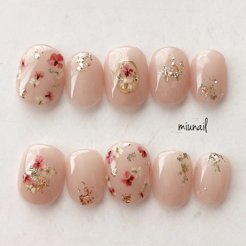 ネイルチップ ピンク 花 フラワー 押し花 オーダーネイル 韓国 可愛い 大人 押し花ネイル大人気♡ . #押し花ネイル#押し花ブローチ#ブローチ