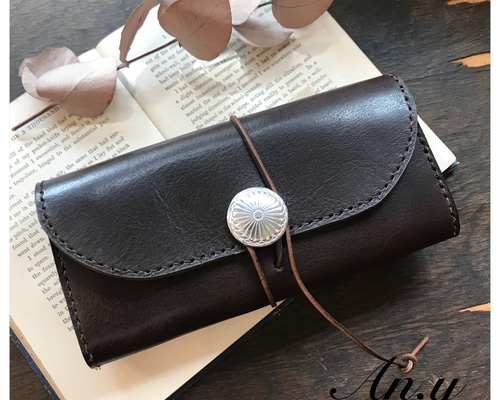 ‼️SALE‼️レザー財布 セミロング　ナバホフラワーコンチョ　黒 コンチョ ハーフ財布 サドルレザー メンズ レディース ミドル