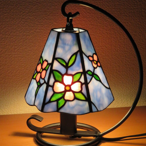 ⭐️送料無料⭐️ステンドグラス＊ハナミズキのテーブルランプ 