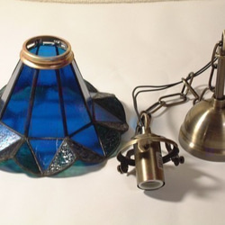 ステンドグラス ＊ブルーのペンダントランプ＊（吊り下げ用灯具付き） 4枚目の画像