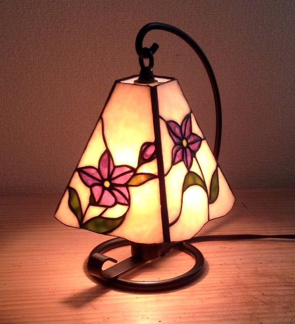 新品未使用 チョー可愛い　卓上ランプ　ステンドグラスR ステンドグラス 卓上ランプ アンティーク 可愛い オシャレ 間接ランプ