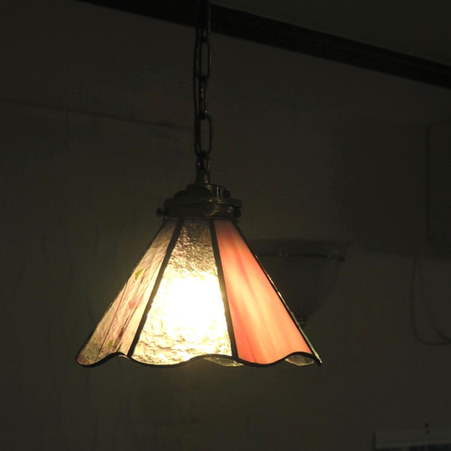 ステンドグラス　ローズ　ペンダントライト　吊り下げ照明　3灯式 creema限定価格】⭐️送料無料⭐️ステンドグラス ＊ピンクの