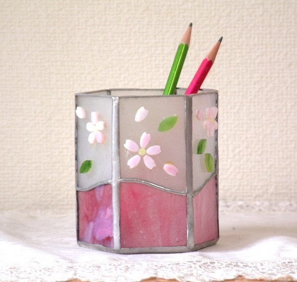 ステンドグラス桜模様のペン立て 2枚目の画像