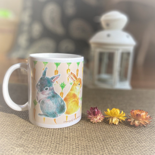 仲良しうさぎと人参のマグカップ『Touch my tail』色鉛筆 マグカップ