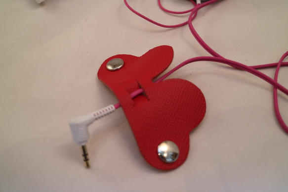 高級革 ヴォーエプソン を使ったハートをモチーフにしたコードフォルダー（heart） 2枚目の画像