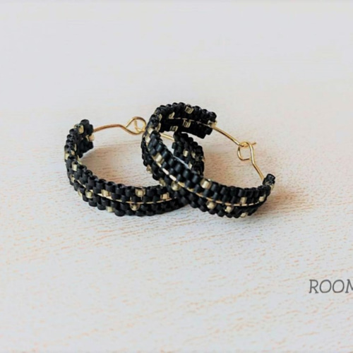 Karl Lagerfeld Paris◆ビーズフープピアス BK×GLD＊ビーズステッチフープピアス＊ ピアス（フープ
