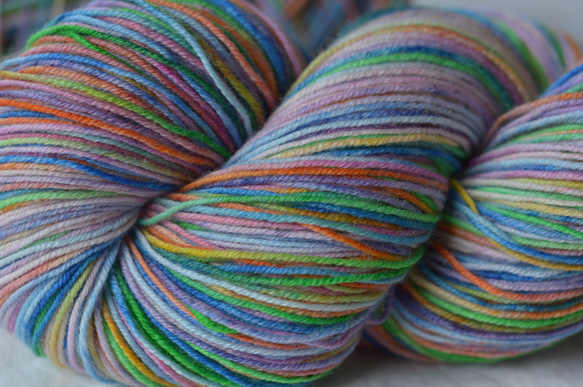 手染め糸　ファインウール　ソックヤーン　colorful nijiyarn 2枚目の画像