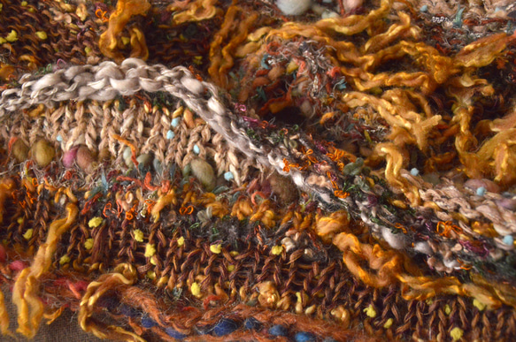 ファンシーヤーンをかのこ編みで編むスヌードキット　ブラウンゴールド　nijiyarn 1枚目の画像