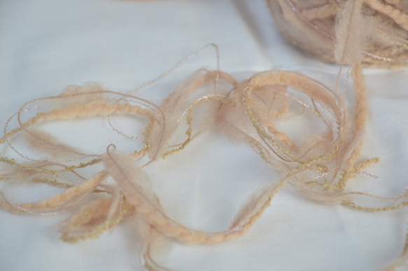キッドモヘアとイタリア糸の引き揃え糸　ピンクベージュ　nijiyarn 4枚目の画像