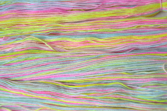 手染め糸　ファインウール　ソックヤーン　neon pink blue yellow nijiyarn 3枚目の画像