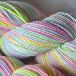 手染め糸　ファインウール　ソックヤーン　neon pink blue yellow nijiyarn 4枚目の画像