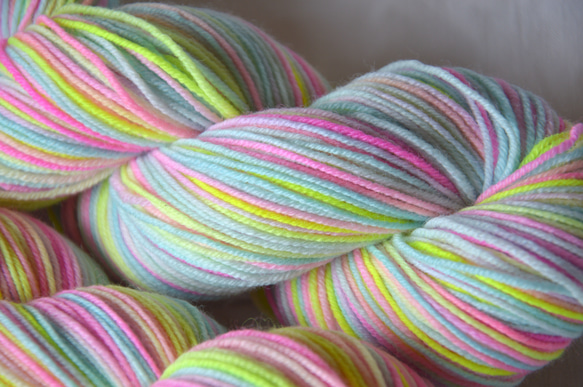 手染め糸　ファインウール　ソックヤーン　neon pink blue yellow nijiyarn 4枚目の画像