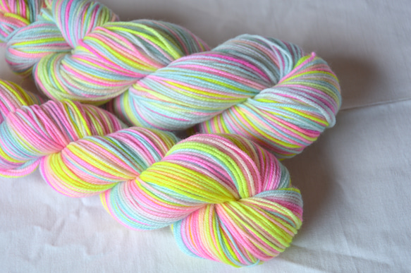 手染め糸　ファインウール　ソックヤーン　neon pink blue yellow nijiyarn 6枚目の画像