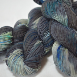 sale 手染め糸　ファインウール　ソックヤーン　BLACK BLUE nijiyarn 1枚目の画像