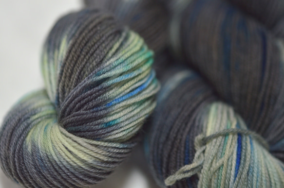 sale 手染め糸　ファインウール　ソックヤーン　BLACK BLUE nijiyarn 2枚目の画像