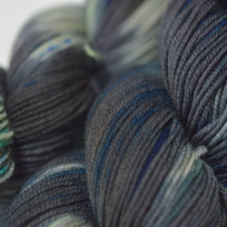 sale 手染め糸　ファインウール　ソックヤーン　BLACK BLUE nijiyarn 3枚目の画像