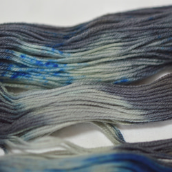 sale 手染め糸　ファインウール　ソックヤーン　BLACK BLUE nijiyarn 4枚目の画像