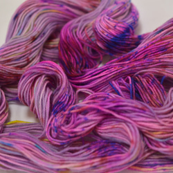 手染め糸　ファインウール　ソックヤーン　purple red  nijiyarn 5枚目の画像